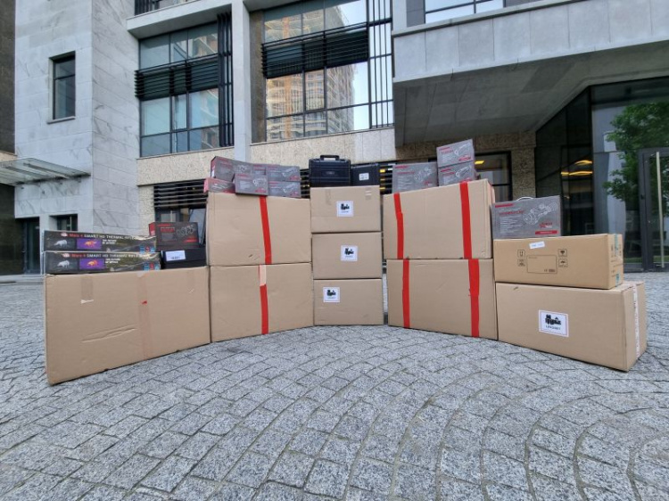 Наближаємо перемогу України: Метінвест передав військовим 120 тепловізорів