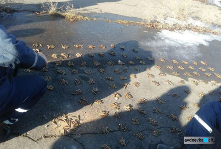 В поселке на Донетчине в подвале бывшего спорткомплекса найден взрывоопасный тайник (ФОТО)