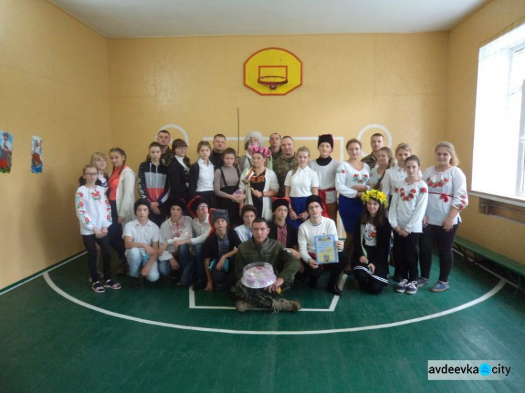 Школярі та поліцейські змагалися у пострілах з луку, їжі каші та акторській грі (ФОТО)