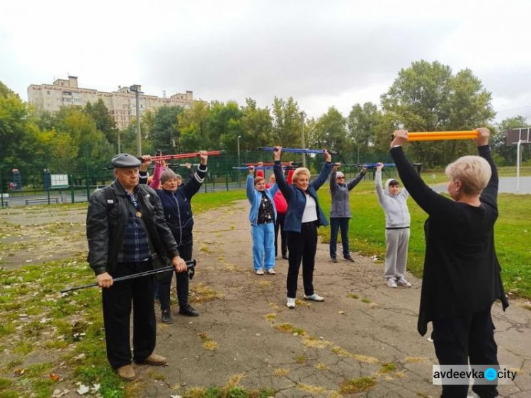 В Авдіївці громадяни поважного віку опановували "скандинавську ходу"