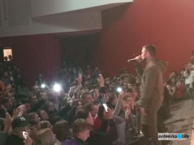 Авдеевку впечатлили местные и приезжие артисты: звучали хиты, новинки и гимн акапелла (ФОТО)