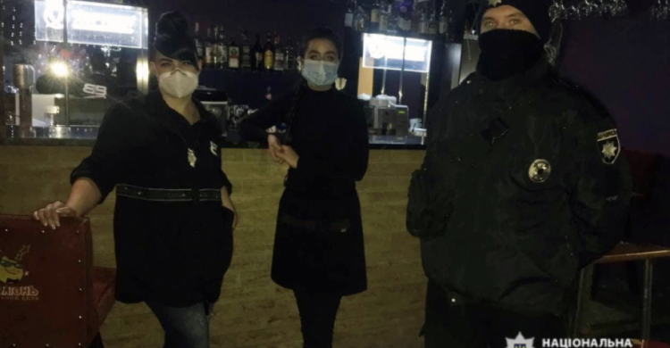 В Авдіївці поліцейські провели профілактичний рейд по місцевим розважальним закладам