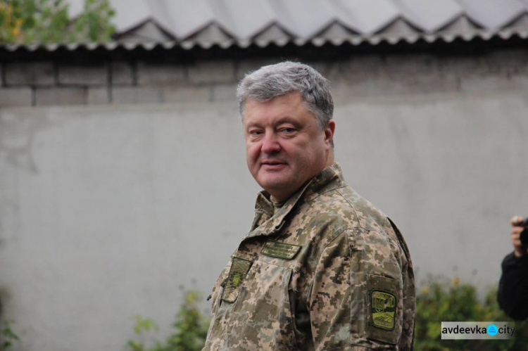 Президента в Авдеевке наградили медалью (ФОТО)
