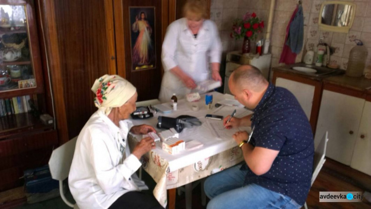 В Авдеевку привезли на обследование жителей Опытного