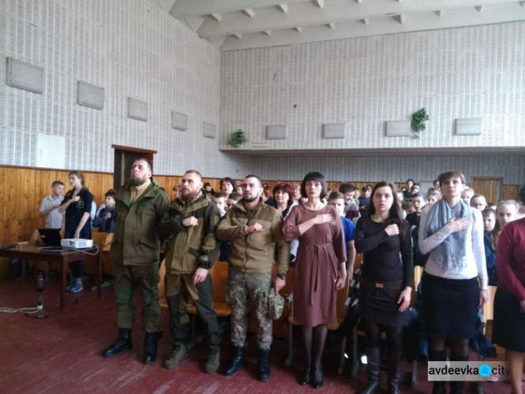 Школярі красиво і патріотично привітали добровольців (ФОТО)