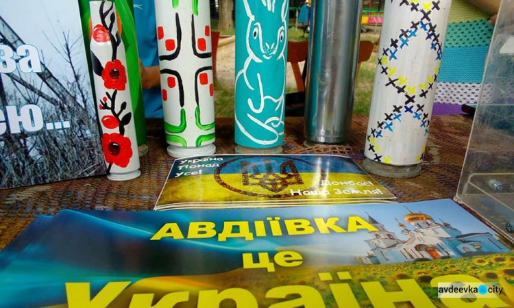 В Авдеевке гильзы и осколки снарядов превращают в сувениры для помощи военным