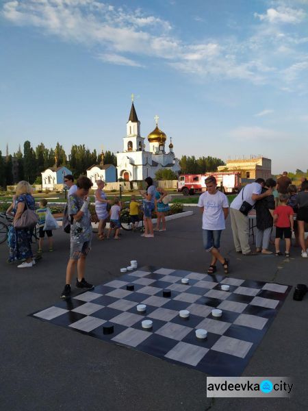 День независимости в Авдеевке: награждения, метания красок и концерт (ФОТОРЕПОРТАЖ)