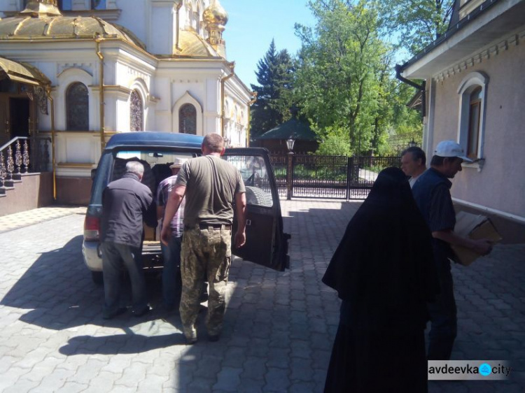 Авдеевские «симики» помогли решить проблемы со связью и дела церковные