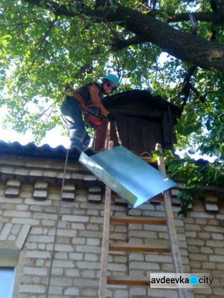 В Донецкой области предотвращали взрывы, восстанавливали дома и помогали на КПВВ (ФОТО)