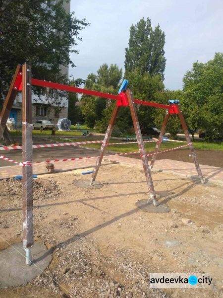 На новой детской площадке от Метинвеста приступили к установке игрового оборудования (ФОТОФАКТ)
