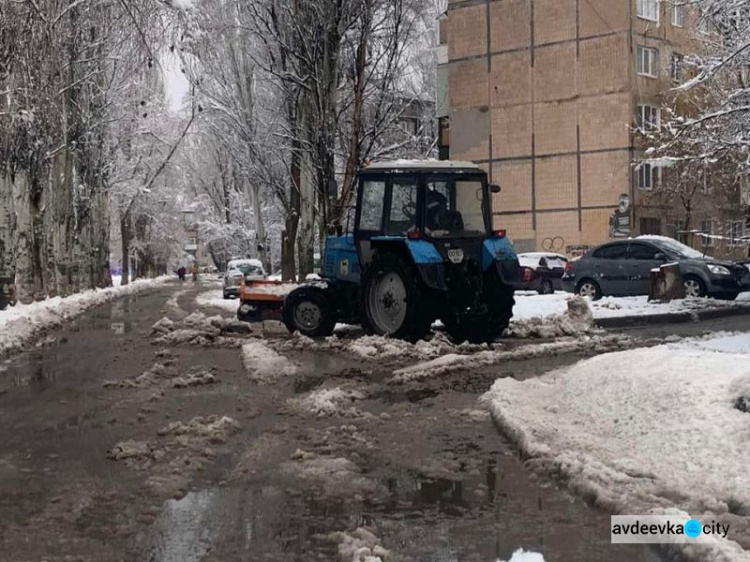 Снігові вихідні: як авдіївські комунальники з негодою боролися (ФОТОФАКТ)