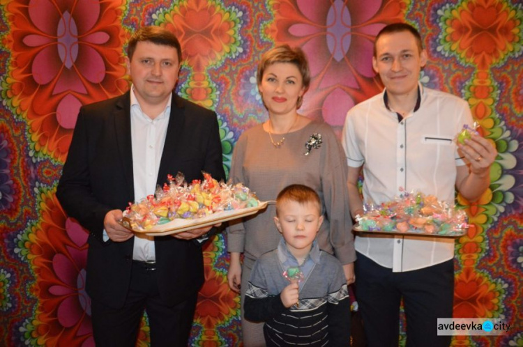 Прекрасной половине Авдеевки подарили большой весенний концерт (ФОТО)