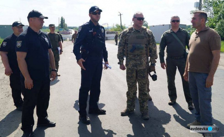 Донбасс: блокпостов станет меньше, командующий ООС проводит проверку