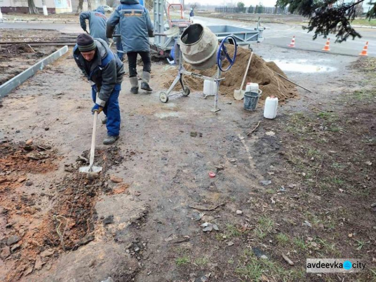В Авдеевке обустраивают новую пешеходную дорожку (ФОТОФАКТ)