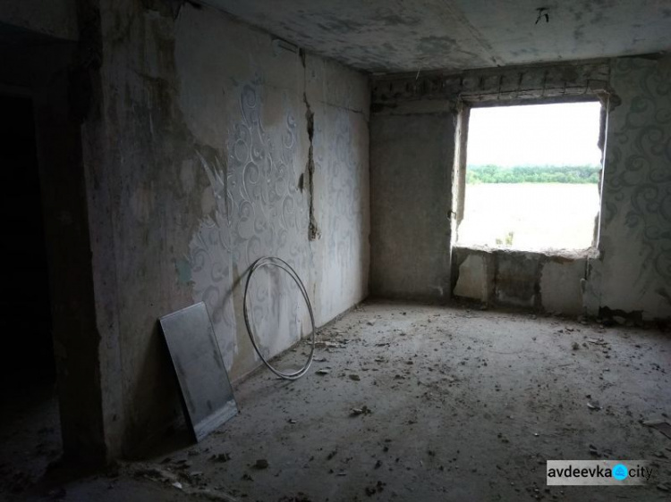 Авдеевской разбитой обстрелами "разукрашке" возвращают жизнь (ФОТОФАКТ)