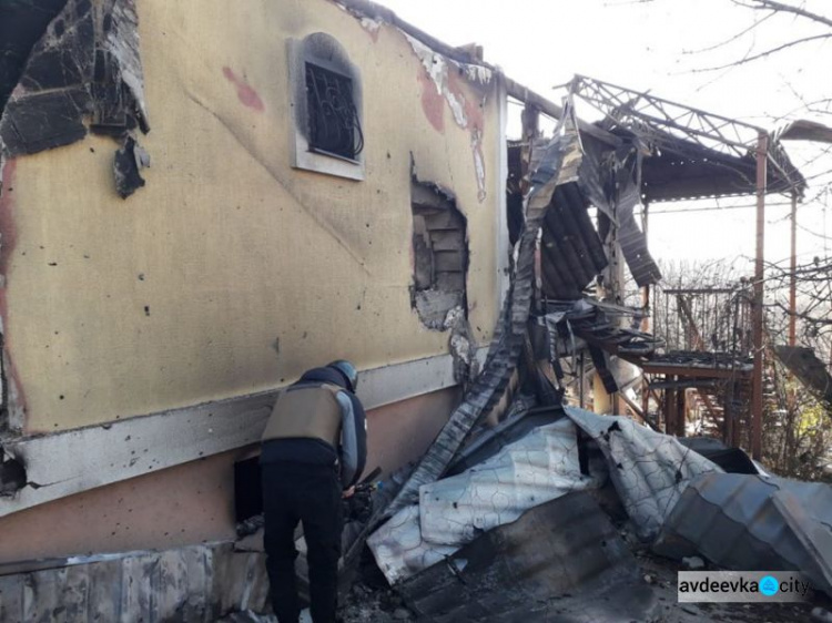 Появились фото разрушенного обстрелом  со стороны боевиков дома под Авдеевкой