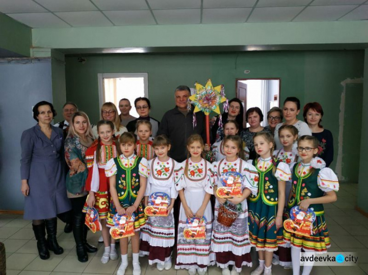 Авдіївські колядники завітали до місцевої ВЦА (ФОТОФАКТ)
