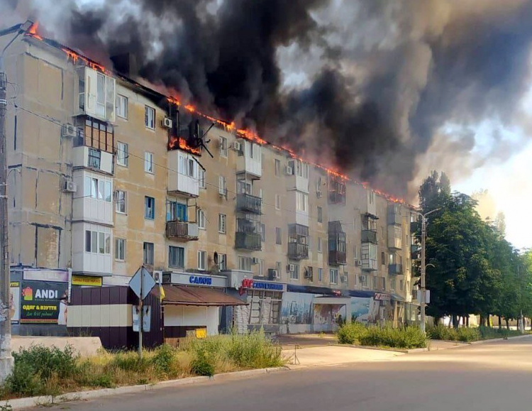 Комунальники Авдіївки навели лад біля багатоповерхівки, яку обстріляли рашисти (ФОТОФАКТ)