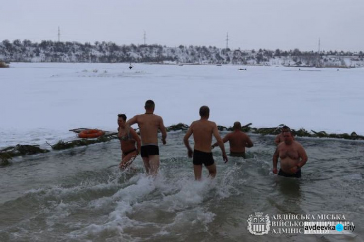 В Авдіївці на Водохреща освячували воду та пірнали в ополонку