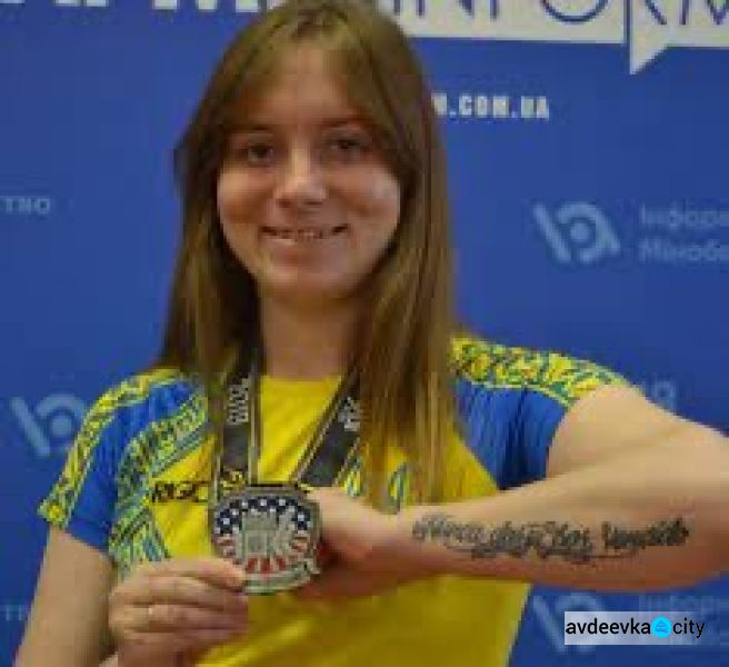 Сильні духом: військовослужбовиця, що несла службу в Авдіївці, втратила ногу, але пробігла марафон