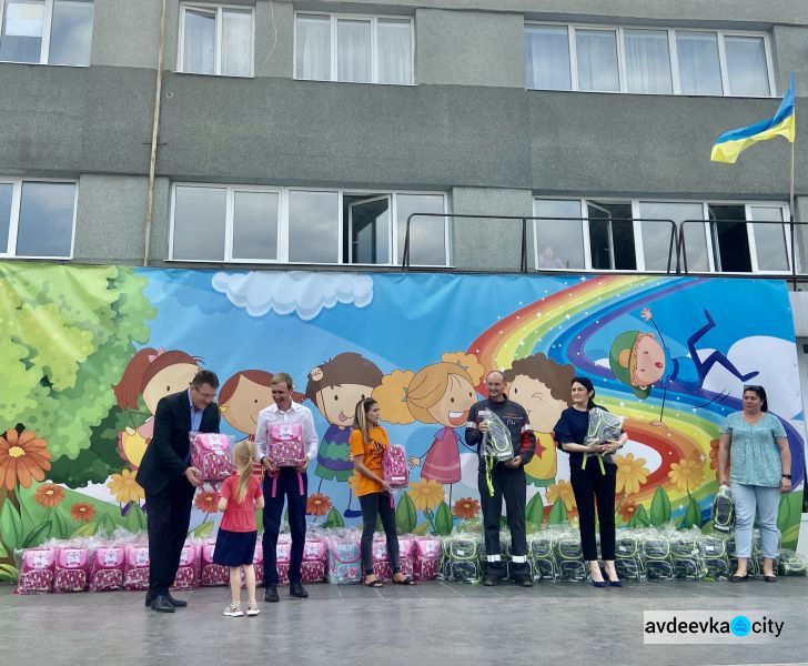 Дети авдеевских коксохимиков получили в подарок школьные наборы от Метинвеста (ВИДЕО)