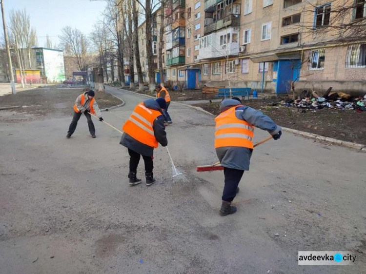 Комунальники Авдіївки прибирають місто після обстрілів (ФОТОФАКТ)