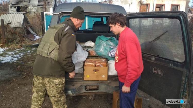 Авдеевские "симики" доставили мирным жителям  хлеб и теплые вещи, а военным – маскировочную сетку