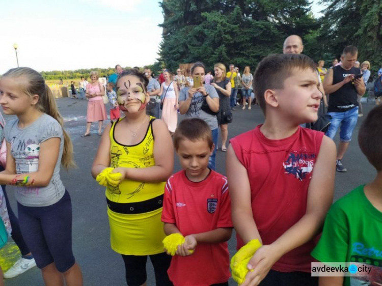 День независимости в Авдеевке: награждения, метания красок и концерт (ФОТОРЕПОРТАЖ)