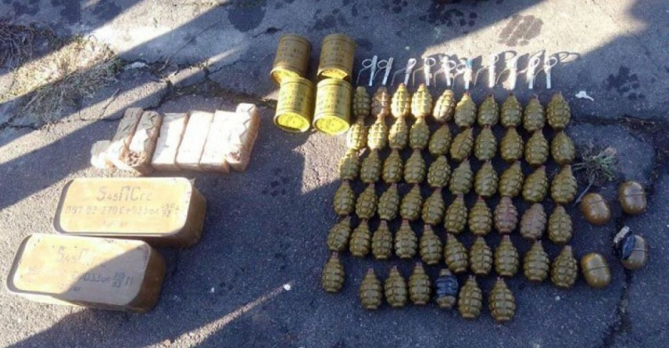 В поселке на Донетчине в подвале бывшего спорткомплекса найден взрывоопасный тайник (ФОТО)