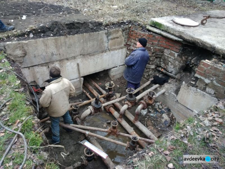 Авдеевские коммунальщики борются с разорвавшимися трубами (ФОТОФАКТ)