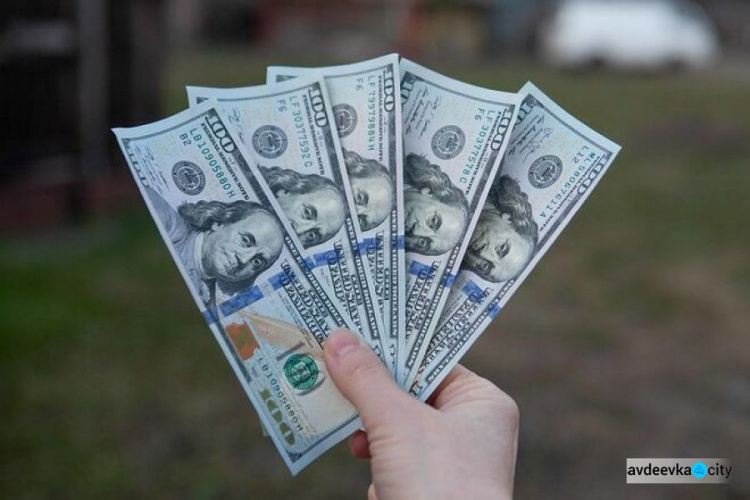 Украинцы активно избавляются от валюты – установили максимум по чистой продаже за шесть лет