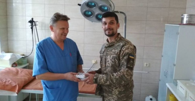 Авдеевские "симики" доставили в больницу хирургические нити, а в прифронтовые поселки – хлеб и воду