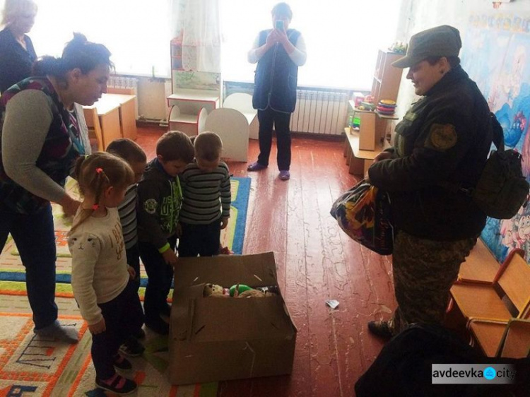 Авдеевские "симики" помогли доставить детям из прифронтовых сел  игрушки от жителей Польши   (ФОТО)
