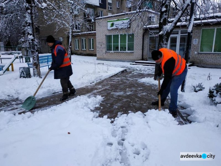 Снігові вихідні: як авдіївські комунальники з негодою боролися (ФОТОФАКТ)