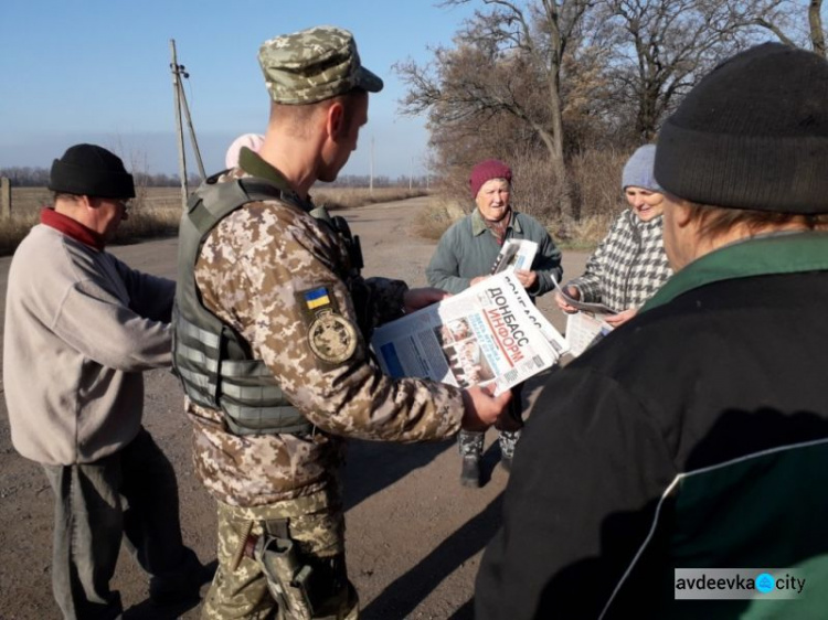 Авдеевские «симики» фиксировали последствия обстрела, а также помогали детям и взрослым (ФОТО)
