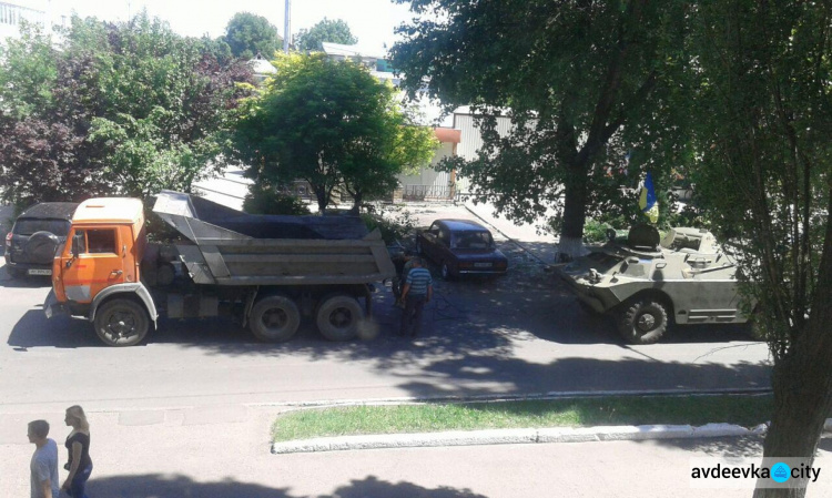 Как в Авдеевке по улицам бронированную технику возили (ФОТОФАКТ)