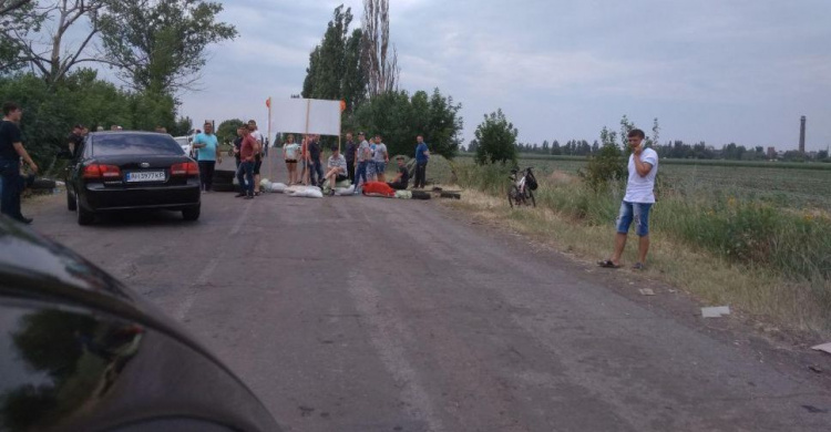 Авдеевцам на заметку: на въезде в Угледар бастующие шахтеры перекрыли дорогу, ведущую к морю (ФОТОФАКТ)