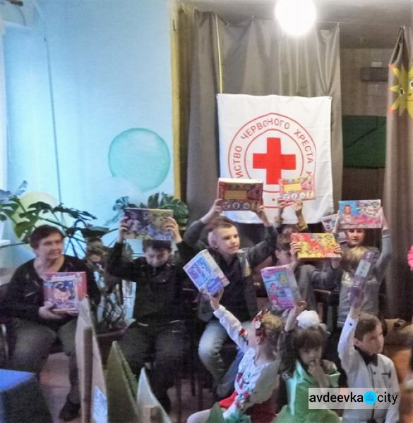 В Авдеевке деток с инвалидностью развлекали и дарили подарки (ФОТОФАКТ)