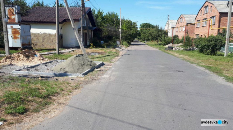 В старой части Авдеевки стартовали работы по установке остановочных павильонов (ФОТОФАКТ)