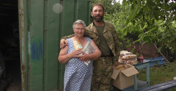 Авдеевские CIMIC и волонтеры доставили хлеб и прессу в прифронтовые села (ФОТО)