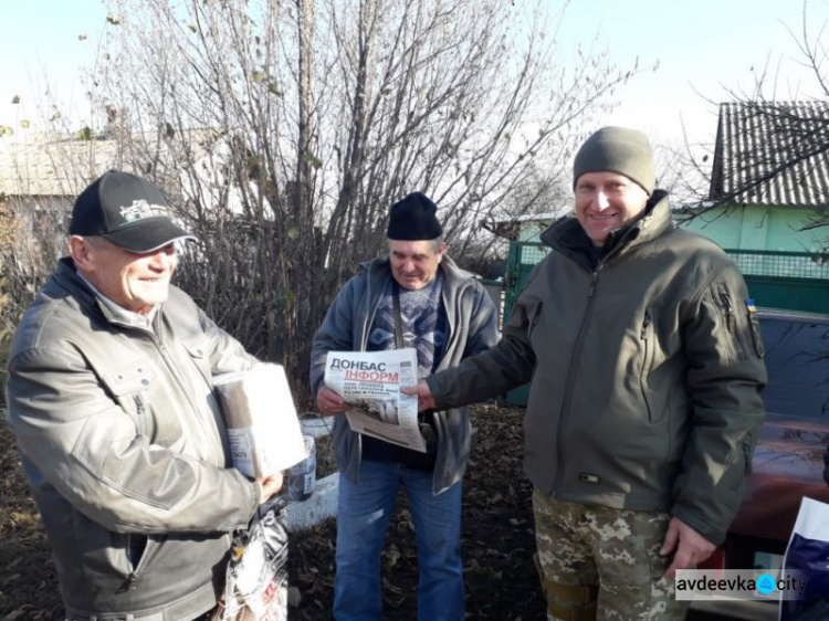 Вода, хлеб и духовная пища: авдеевские «симики» помогают военным и гражданским (ФОТО)