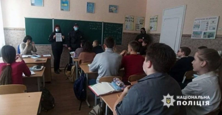 Авдіївські поліцейські та курсанти відомчого вишу поспілкувалися зі школярами