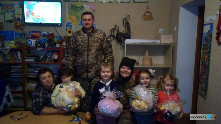 Рисунки, продукты, воду и подарки развозили в течение недели авдеевские «симики» (ФОТО)