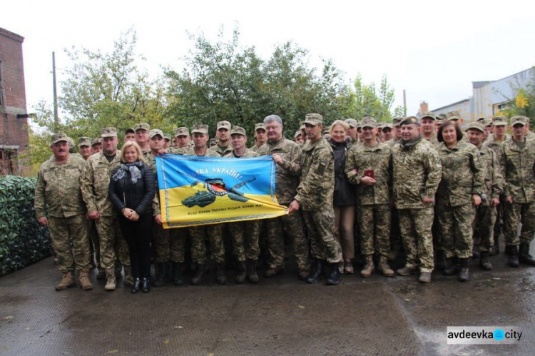 Президента в Авдеевке наградили медалью (ФОТО)
