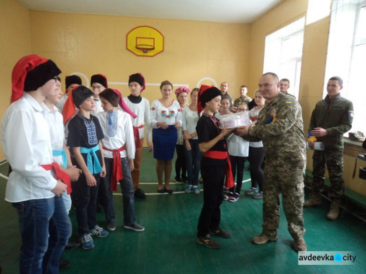 Школярі та поліцейські змагалися у пострілах з луку, їжі каші та акторській грі (ФОТО)