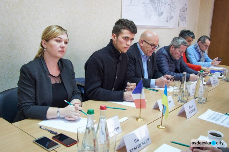Французские парламентарии своими глазами увидели последствия артобстрелов в Авдеевке (ФОТО)