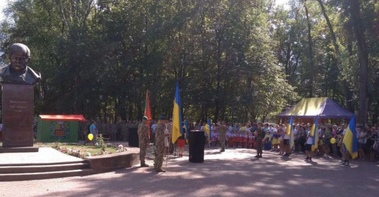 День независимости Украины отметили в Авдеевке молитвой, медалями, песнями и возложением цветов (ФОТО)