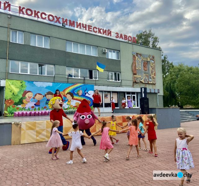 Дети авдеевских коксохимиков получили в подарок школьные наборы от Метинвеста (ВИДЕО)