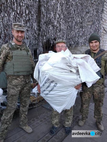 Авдеевские "симики" доставили помощь от волонтеров жителям прифронтового поселка и военным (ФОТО)