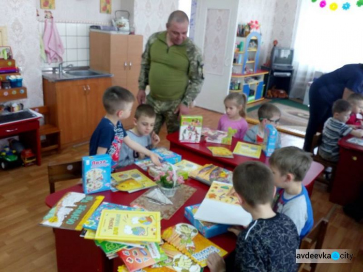 Авдеевские «симики» доставили подарки военным и детям (ФОТО)
